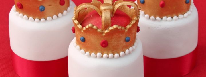 Individual crown fruit cakes
