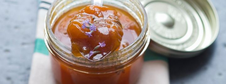 Apple, apricot and cardamom chutney