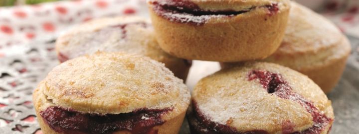 Apple and blackberry fruit pies