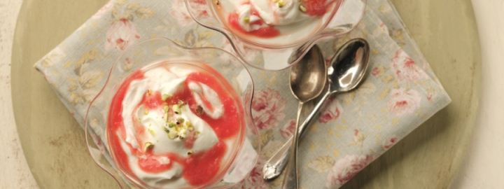 Rhubarb and vanilla fool