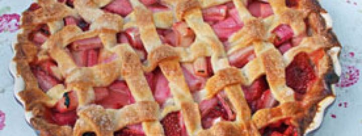 Rhubarb and strawberry lattice pie
