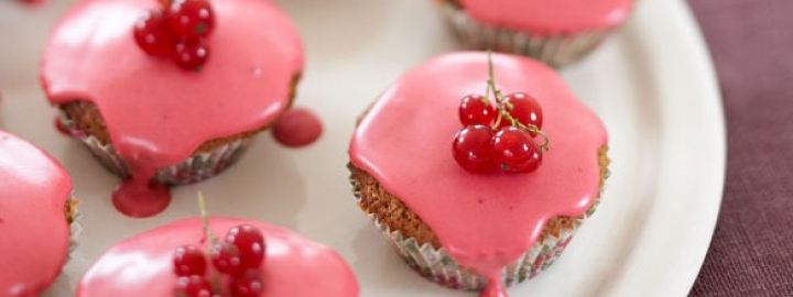 Redcurrant fairy cakes