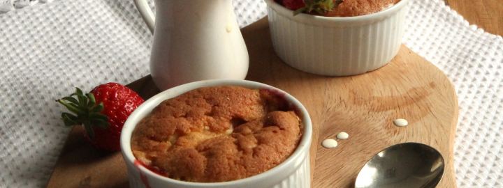 Individual strawberry puddings