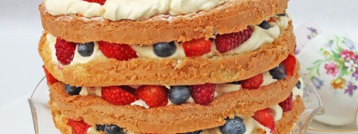 Genoise sponge cake with berries