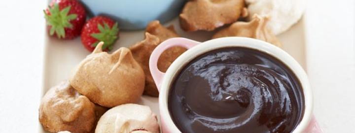 Mini meringue with chocolate fondue