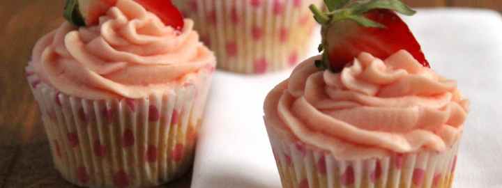 Strawberry and vanilla cupcakes