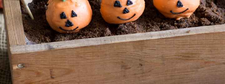 Pumpkin Halloween cake pops