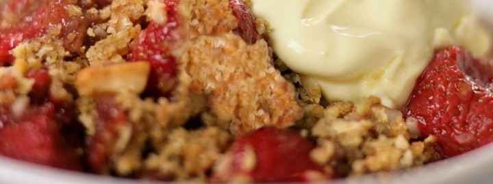 Strawberry oat crumble