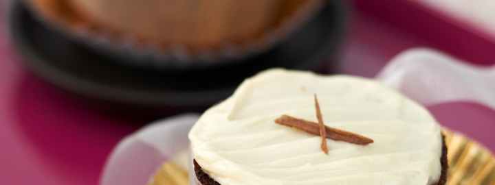 Mini Christmas cakes with brandy frosting