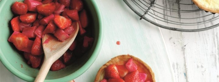 Rhubarb and strawberry tarts | Eggcellentrecipes.com