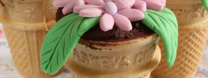 Flower pot cupcakes | Eggcellentrecipes.com