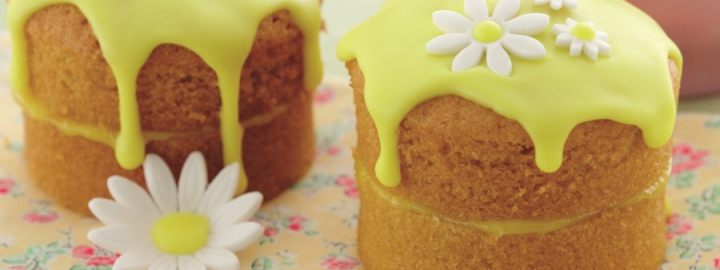 Little Victoria lemon daisy cakes | Eggcellentrecipes.com