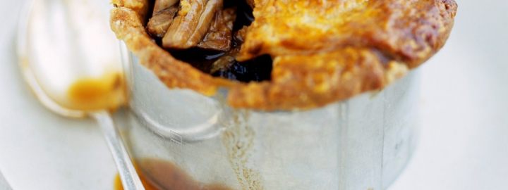 Traditional steak pie | Eggcellentrecipes.com