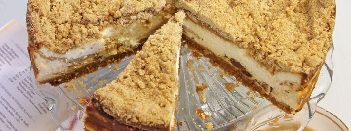 Apple crumble cheesecake | Eggcellentrecipes.com