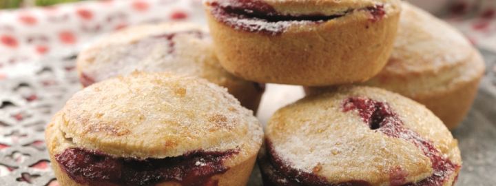 Apple and blackberry fruit pies | Eggcellentrecipes.com