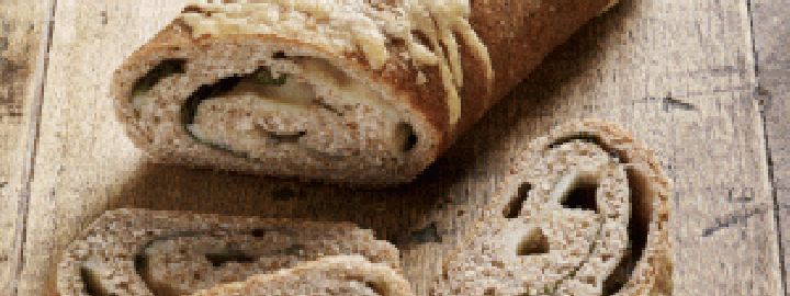 Cheese and basil pinwheel bread | Eggcellentrecipes.com
