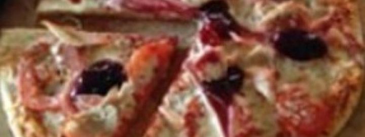 Turkey, ham and cranberry pizza | Eggcellentrecipes.com