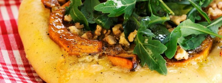 Pumpkin, goats cheese and rocket pizza | Eggcellentrecipes.com