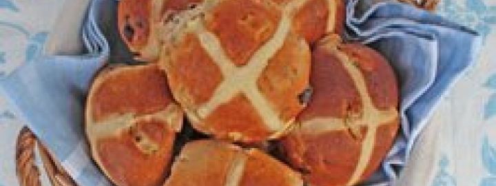 Apple, cinnamon and raisin hot cross buns | Eggcellentrecipes.com