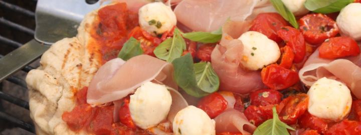 Barbecued pizza | Eggcellentrecipes.com