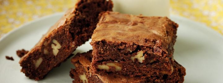 Chocolate and pecan brownies | Eggcellentrecipes.com
