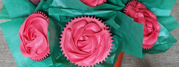 Red velvet cupcake bouquet | Eggcellentrecipes.com