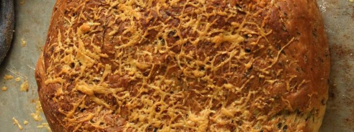 Bacon and spinach loaf topped with cheddar | Eggcellentrecipes.com