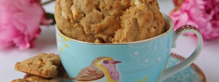 White chocolate & cardamom cookies | Eggcellentrecipes.com