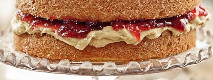 Victoria sponge cake | Eggcellentrecipes.com