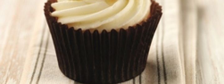 Almond and cherry cupcakes | Eggcellentrecipes.com