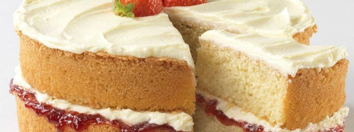 Victoria sandwich cake with buttercream icing | Eggcellentrecipes.com