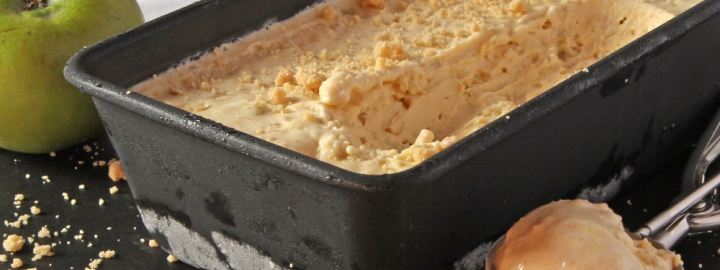 Apple crumble ice cream | Eggcellentrecipes.com