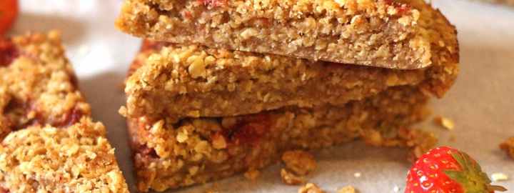 Strawberry flapjack | Eggcellentrecipes.com