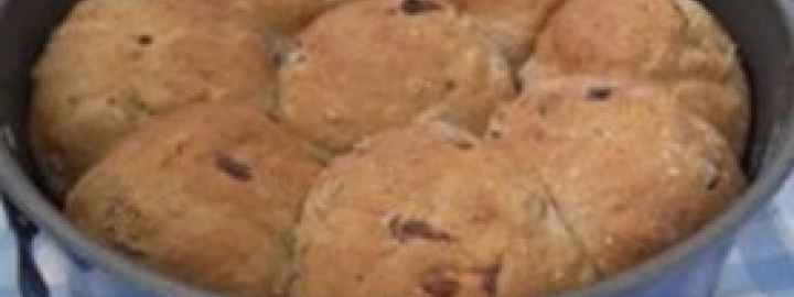 Almond and sultana buns |  Eggcellentrecipes.com