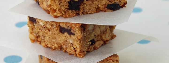Muesli bar traybake | Eggcellentrecipes.com