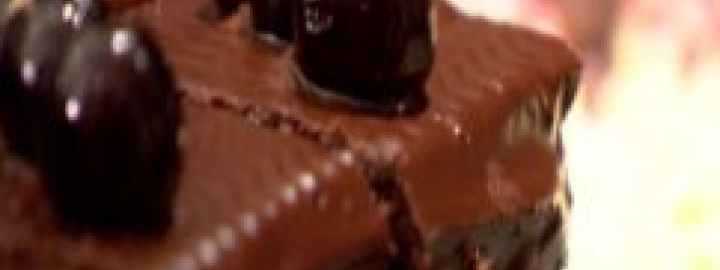 Dark chocolate and amarena cherries traybake | Eggcellentrecipes.com