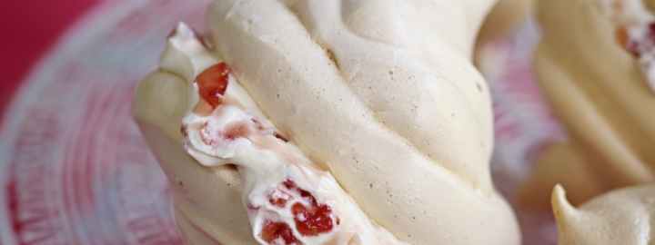 Strawberry meringue kisses | Eggcellentrecipes.com