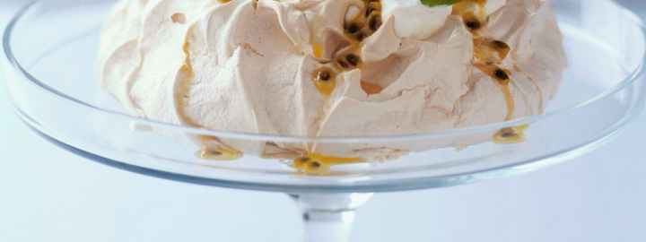 Tropical pavlova | Eggcellentrecipes.com