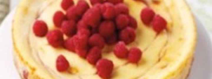 White chocolate and raspberry cheesecake | Eggcellentrecipes.com