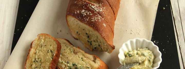 Cheesy garlic baguette | Eggcellentrecipes.com