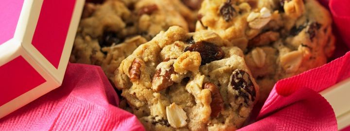 Honey and raisin oat cookies