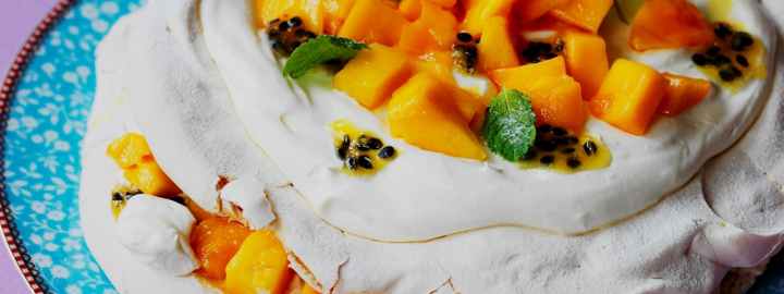 Mango pavlova