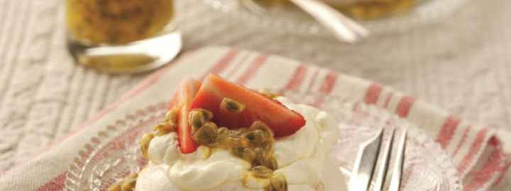 Meringues with vanilla and passionfruit