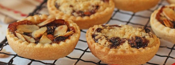 Mince pies with crumble or almond topping