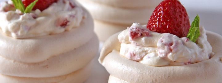 Mini pimms pavlovas Mini pimms pavlovas
