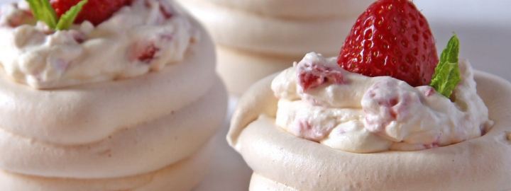 Mini pimms pavlovas