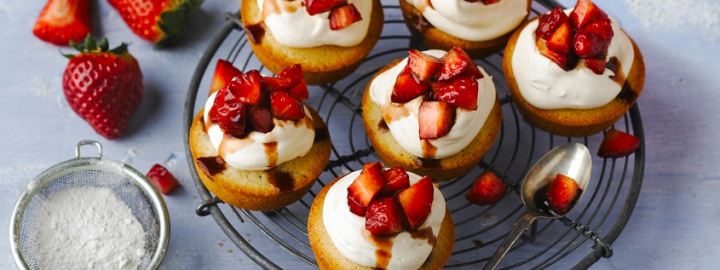 Mini summer courting cakes