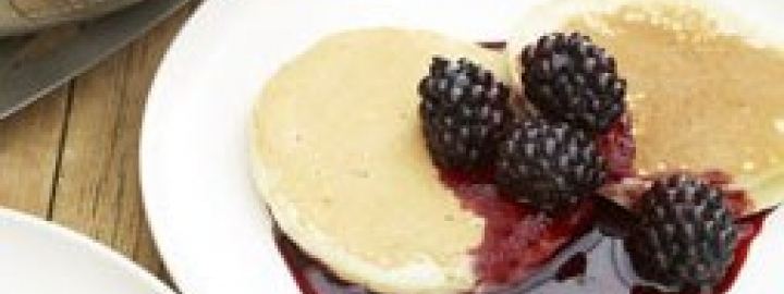Pikelets with hot blackberry sauce
