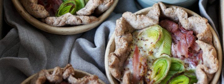 Wholemeal gammon and leek pies