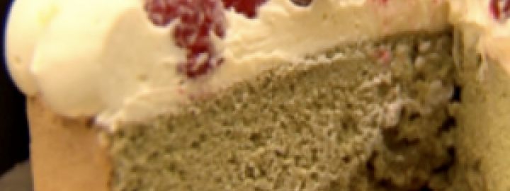 Green tea sponge with white chocolate and raspberries